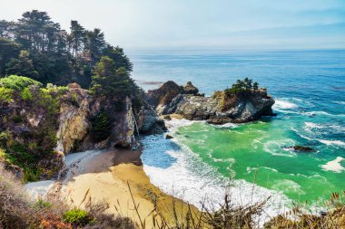 McWay Falls, Julia Pfeiffer Eyalet Parkı, Big Sur California, ABD. Seyahat kavramı