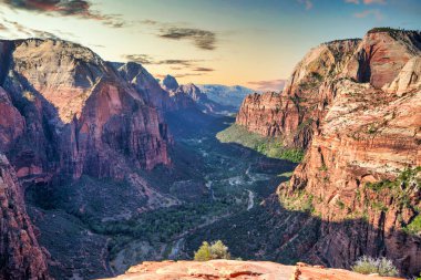 Zion Ulusal Parkı, Utah, ABD. Güzel manzaralar, ilkel doğa, inanılmaz güzel kayalar ve dağlar. Kavram, turizm, şehir simgesi