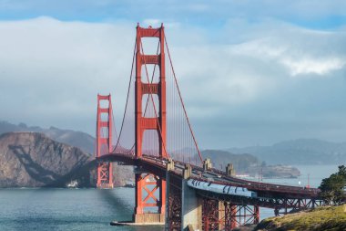 San Francisco 'daki Golden Gate Köprüsü' nün güzel manzarası, pastel renkler. Konsept seyahat, dünya eğlenceleri