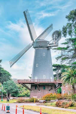 Murphy Windmill Golden Gate Park, San Francisco 'da, manzara çok güzel. Seyahat konsepti, dönüm noktaları mimarisi