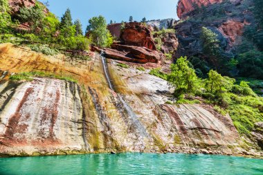 Zion Ulusal Parkı, Utah, ABD, patika daralıyor. Güzel manzara, ilkel doğa, inanılmaz resimsel uçurumlar ve dağlar. Kavram, turizm, şehir simgesi