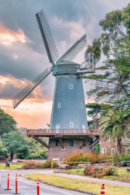 Murphy Windmill Golden Gate Park, San Francisco 'da, manzara çok güzel. Seyahat konsepti, dönüm noktaları mimarisi