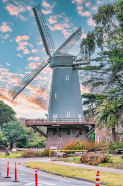 Murphy Windmill Golden Gate Park, San Francisco 'da, manzara çok güzel. Seyahat konsepti, dönüm noktaları mimarisi
