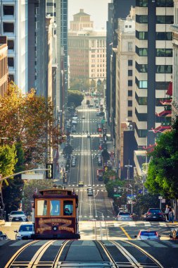 San Francisco 'nun ünlü teleferiklerinden birinde gün batımı, San Francisco, California. Kavram, seyahat, turizm simgesi