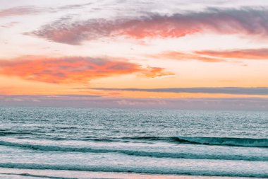 San Francisco 'da, okyanus sahilinde gün batımı: güzel manzara, tatil konsepti, seyahat, rahatlama