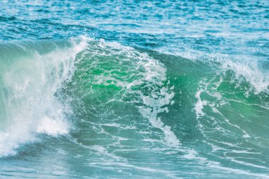 Dalgalar yakın çekim yapıyor. Kristal berrak deniz suyu, San Francisco Körfezi 'nde okyanus, mavi su renkleri..
