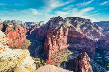 Zion Ulusal Parkı, Utah, ABD. Güzel manzaralar, ilkel doğa, inanılmaz güzel kayalar ve dağlar. Kavram, turizm, şehir simgesi