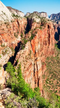 Zion Ulusal Parkı, Utah, ABD. Güzel manzaralar, el değmemiş doğa, inanılmaz manzaralı kayalar ve dağlar. Melekler İniş Yolu. Kavram, turizm, seyahat işaretleri Melekler Şehri