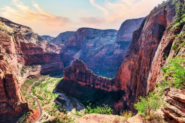 Zion Ulusal Parkı, Utah, ABD. Güzel manzaralar, el değmemiş doğa, inanılmaz manzaralı kayalar ve dağlar. Melekler İniş Yolu. Kavram, turizm, seyahat işaretleri Melekler Şehri