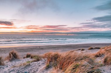 San Francisco 'da, okyanus sahilinde gün batımı: güzel manzara, tatil konsepti, seyahat, rahatlama