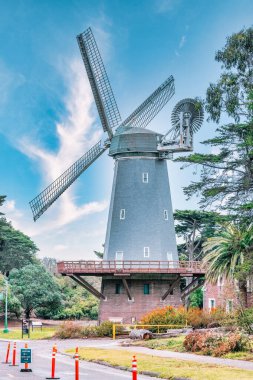 Murphy Windmill Golden Gate Park, San Francisco 'da, manzara çok güzel. Seyahat konsepti, dönüm noktaları mimarisi