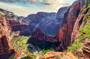 Zion Ulusal Parkı, Utah, ABD. Güzel manzaralar, el değmemiş doğa, inanılmaz manzaralı kayalar ve dağlar. Melekler İniş Yolu. Kavram, turizm, seyahat işaretleri Melekler Şehri