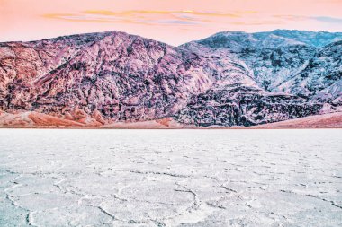 Mistik, gizemli, yeryüzünde sıcak yer - Death Valley, Milli Park Badwater tuz oluşumları