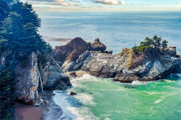 McWay Falls, Julia Pfeiffer Eyalet Parkı, Big Sur California, ABD. Seyahat kavramı