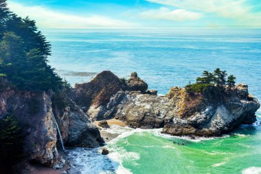 McWay Falls, Julia Pfeiffer Eyalet Parkı, Big Sur California, ABD. Seyahat kavramı