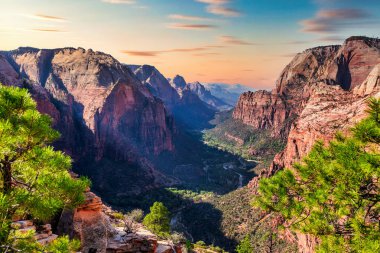 Zion Ulusal Parkı, Utah, ABD. Güzel manzaralar, ilkel doğa, inanılmaz güzel kayalar ve dağlar. Kavram, turizm, şehir simgesi