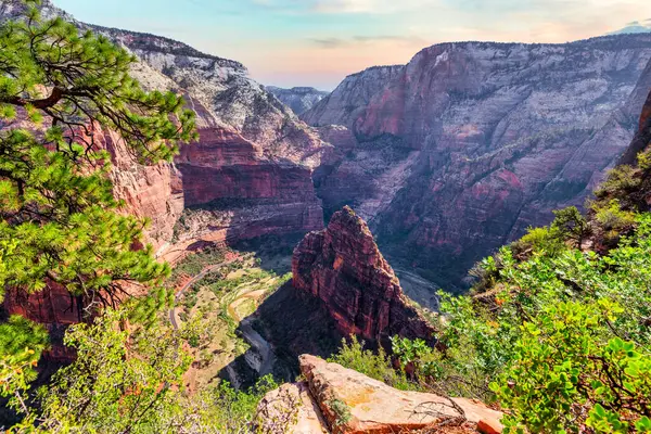 Zion Ulusal Parkı, Utah, ABD. Güzel manzaralar, el değmemiş doğa, inanılmaz manzaralı kayalar ve dağlar. Melekler İniş Yolu. Kavram, turizm, seyahat işaretleri Melekler Şehri