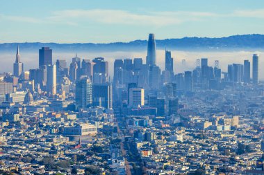 San Francisco 'nun güzel manzarası sisli ve bulutlu bir sabahta, görüldüğü gibi, Two Peaks