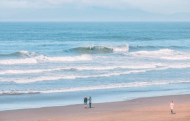 San Francisco, California, ABD - 21 Ekim 2021. İnsanlar şehir plajının kıyısındaki okyanusa bakıyor. Kavram, aktif yaşam tarzı, seyahat turizmi