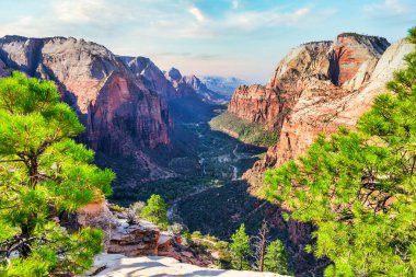 Zion Ulusal Parkı, Utah, ABD. Güzel manzaralar, ilkel doğa, inanılmaz güzel kayalar ve dağlar. Kavram, turizm, şehir simgesi