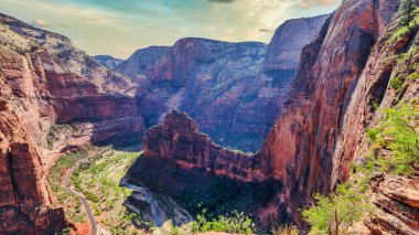 Zion Ulusal Parkı, Utah, ABD. Güzel manzaralar, el değmemiş doğa, inanılmaz manzaralı kayalar ve dağlar. Melekler İniş Yolu. Kavram, turizm, seyahat işaretleri Melekler Şehri