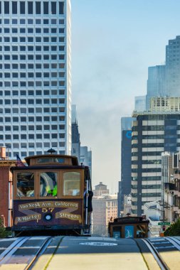 San Francisco 'nun ünlü teleferiklerinden birinde gün batımı, San Francisco, California. Kavram, seyahat, turizm simgesi