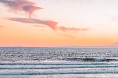 San Francisco 'da, okyanus sahilinde gün batımı: güzel manzara, tatil konsepti, seyahat, rahatlama