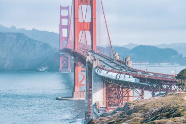 Dünyanın en ünlü eğlencelerinden biri olan Golden Gate Köprüsü 'nün yakın görüntüsü Vista Point' ten çekildi. San Francisco şehri, Kaliforniya ABD.