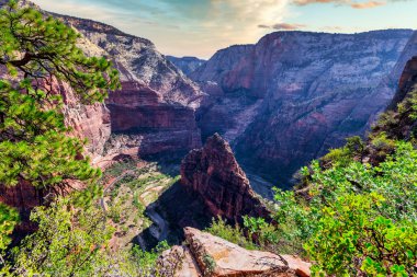 Zion Ulusal Parkı, Utah, ABD. Güzel manzaralar, el değmemiş doğa, inanılmaz manzaralı kayalar ve dağlar. Melekler İniş Yolu. Kavram, turizm, seyahat işaretleri Melekler Şehri