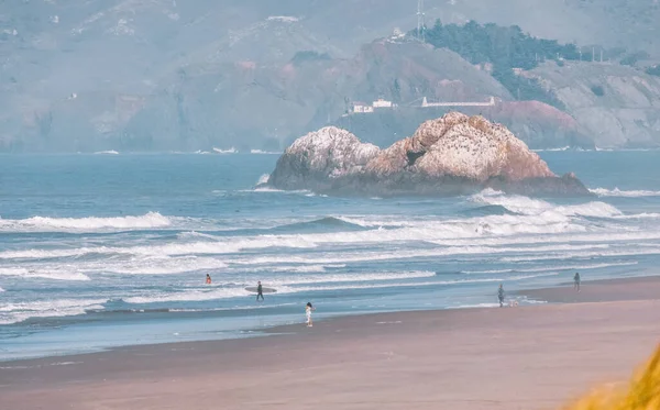 サンフランシスコ カリフォルニア 2021年10月21日 人々は街のビーチの岸を歩いている コンセプト アクティブライフスタイル 旅行観光 ストック写真