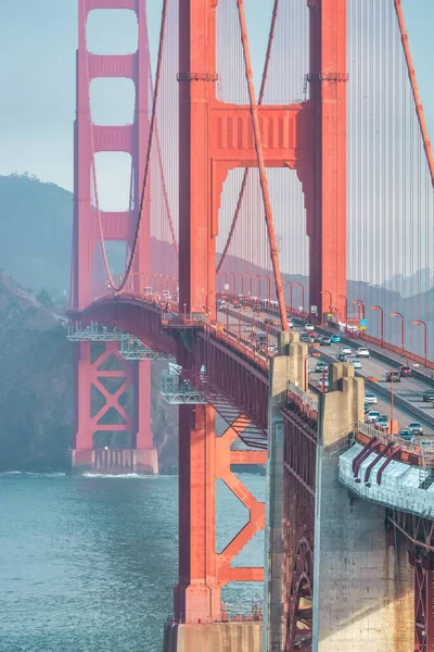 Dünyanın en ünlü eğlencelerinden biri olan Golden Gate Köprüsü 'nün yakın görüntüsü Vista Point' ten çekildi. San Francisco şehri, Kaliforniya ABD.