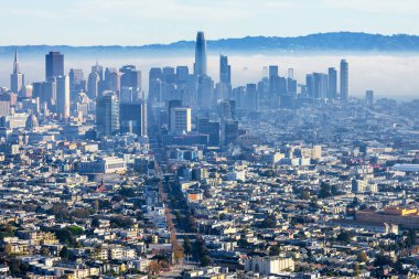 San Francisco, ABD - 13 Kasım 2021, San Francisco şehir merkezinin güzel manzarası sisli ve bulutlu bir sabah, Two Peaks manzarası.