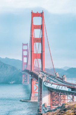 Dünyanın en ünlü eğlencelerinden biri olan Golden Gate Köprüsü 'nün yakın görüntüsü Vista Point' ten çekildi. San Francisco şehri, Kaliforniya ABD.