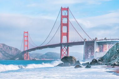 San Francisco 'daki Golden Gate Köprüsü' nün güzel manzarası, pastel renkler. Konsept seyahat, dünya eğlenceleri