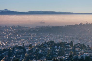 San Francisco 'nun güzel manzarası sisli ve bulutlu bir sabahta, görüldüğü gibi, Two Peaks