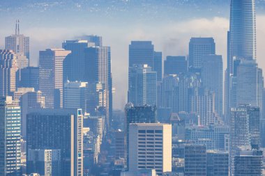 San Francisco 'da güzel bir bina. Sabah sisli ve bulutlu. San Francisco şehir merkezinde.