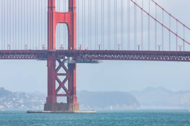 San Francisco 'daki Golden Gate Köprüsü' nün güzel manzarası, pastel renkler. Konsept seyahat, dünya eğlenceleri