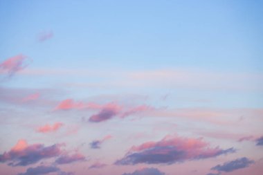 Güneşle boyanmış güzel bir gökyüzü ardında parlak altın tonları bırakır. Pembe, mavi ve çok renkli. Alacakaranlık akşamı ve sabah gökyüzünde bulutlar. Akşamları ve gündüzleri bulutlu bir gökyüzü.