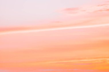 Güneşle boyanmış güzel bir gökyüzü ardında parlak altın tonları bırakır. Pembe, mavi ve çok renkli. Alacakaranlık akşamı ve sabah gökyüzünde bulutlar. Akşamları ve gündüzleri bulutlu bir gökyüzü.