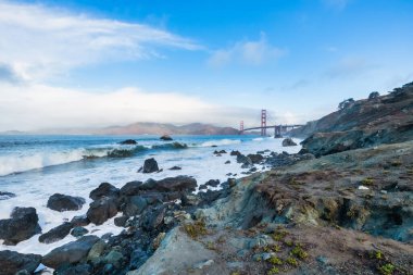 San Francisco 'daki Golden Gate Köprüsü' nün güzel manzarası, pastel renkler. Konsept seyahat, dünya eğlenceleri