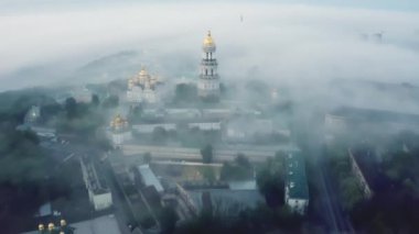 Kiev Pechersk Lavra, Kyiv, Ukrayna 'nın hava manzarası. Sabah yoğun yaz sisi. Reklamlar için harika bir video.