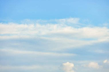 Güneşle boyanmış güzel bir gökyüzü ardında parlak altın tonları bırakır. Pembe, mavi ve çok renkli. Alacakaranlık akşamı ve sabah gökyüzünde bulutlar. Akşamları ve gündüzleri bulutlu bir gökyüzü.