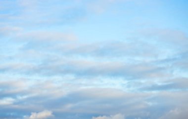 Güneşle boyanmış güzel bir gökyüzü ardında parlak altın tonları bırakır. Pembe, mavi ve çok renkli. Alacakaranlık akşamı ve sabah gökyüzünde bulutlar. Akşamları ve gündüzleri bulutlu bir gökyüzü.