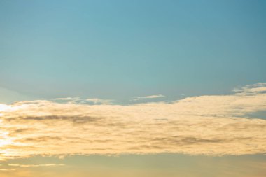 Güneşle boyanmış güzel bir gökyüzü ardında parlak altın tonları bırakır. Pembe, mavi ve çok renkli. Alacakaranlık akşamı ve sabah gökyüzünde bulutlar. Akşamları ve gündüzleri bulutlu bir gökyüzü.