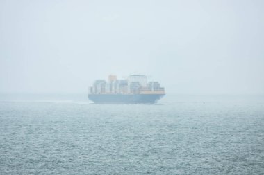 San Francisco, ABD - 23 Ekim 2021, bir kargo mavnası malların nakliyesi için konteynırlarda denizcilik hizmeti sunuyor.