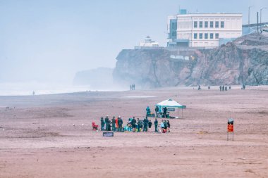 San Francisco, ABD - 23 Ekim 2021, insanlar San Francisco 'da okyanus sahilinde gün batımını izliyorlar, güzel manzara, tatil konsepti, seyahat tatili