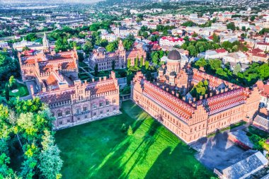 Yuriy Fedkovych Ulusal Üniversitesi, Seminer Konutu ve Üç Hiyerarşik Kilisesi 'nin hava görüşü. Kuleleri, kubbeleri ve yeşil bahçesi olan eski tarihi üniversite binası Chernivtsi, Ukrayna