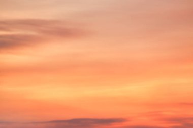 Güneşle boyanmış güzel bir gökyüzü ardında parlak altın tonları bırakır. Pembe, mavi ve çok renkli. Alacakaranlık akşamı ve sabah gökyüzünde bulutlar. Akşamları ve gündüzleri bulutlu bir gökyüzü.