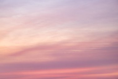 Güneşle boyanmış güzel bir gökyüzü ardında parlak altın tonları bırakır. Pembe, mavi ve çok renkli. Alacakaranlık akşamı ve sabah gökyüzünde bulutlar. Akşamları ve gündüzleri bulutlu bir gökyüzü.