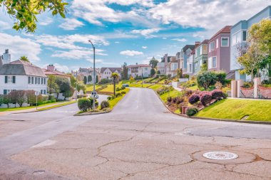 San Francisco, ABD - 23 Ekim 2021, San Francisco 'daki Sea Cliff bölgesi, güzel, rahat, bakımlı caddeler. Şehir manzarası